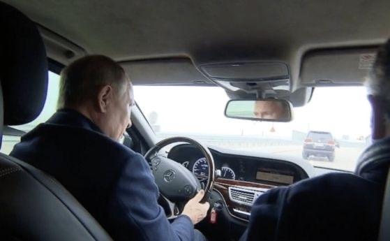 Путин подкара мерцедес по ремонтирания Кримски мост