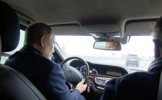 Руският президент Владимир Путин лично инспектира ремонтните дейности на Кримския