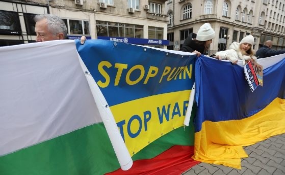 Протест срещу посещението на външния министър на Московска патриаршия блокира Руската църква