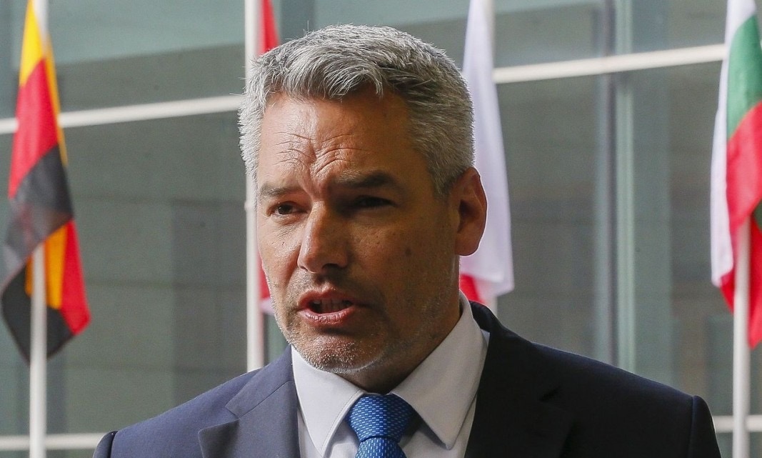 Австрийският канцлер Карл Нехамер заяви че Австрия се противопоставя на присъединяването на