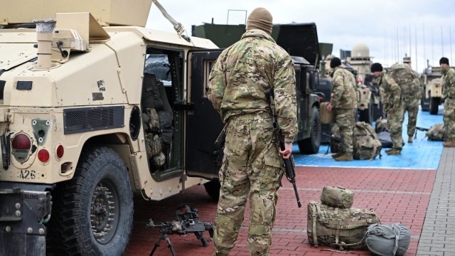 Беларус премества войски и военна техника тъй като напрежението нараства