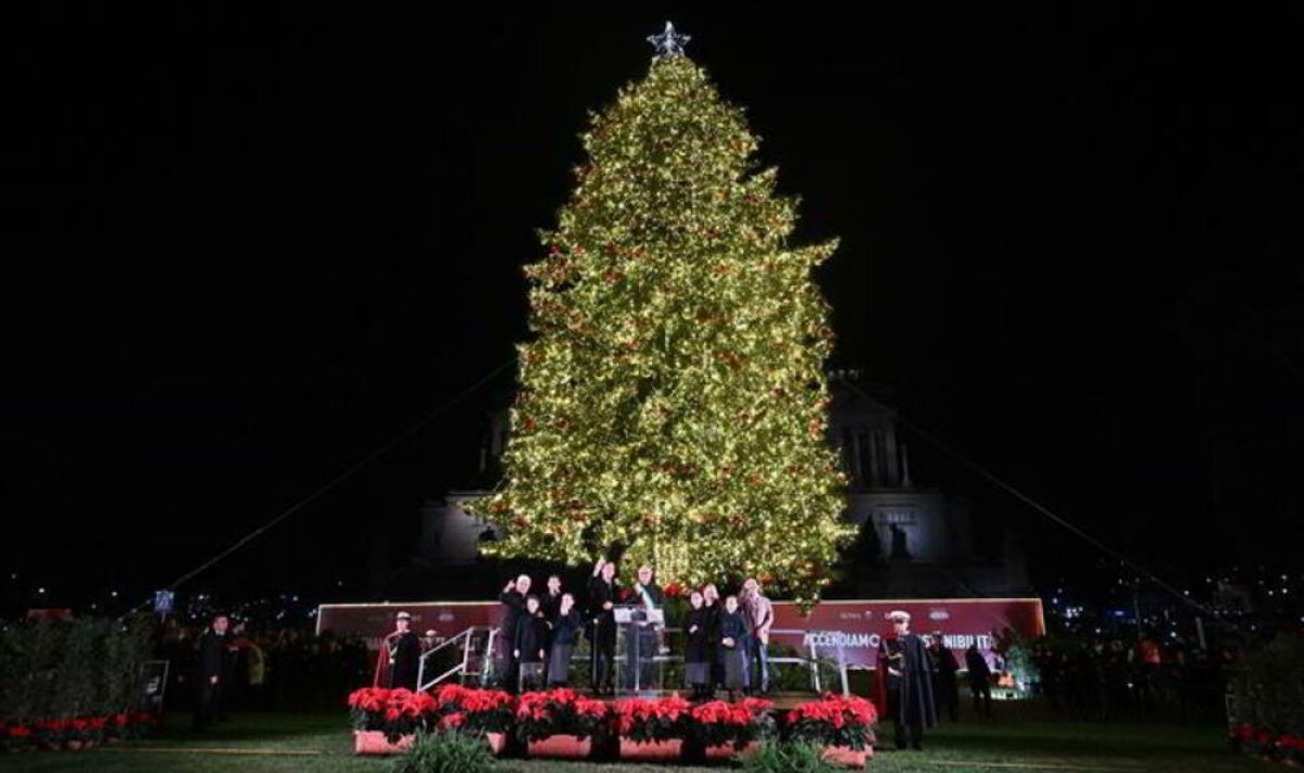 На площад Венеция в Рим бяха запалени светлините на официалната