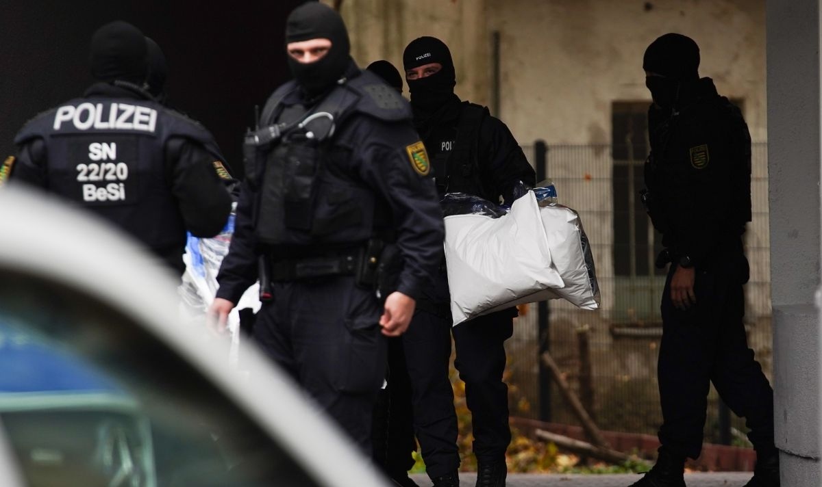 Въоръжен мъж взе заложници в центъра на Дрезден. Инцидентът се