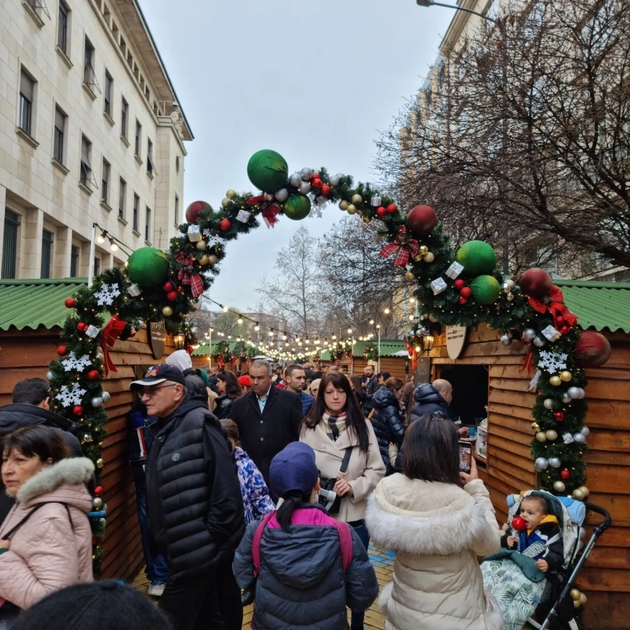 Коледният дух все повече завладява София Днес в центъра беше