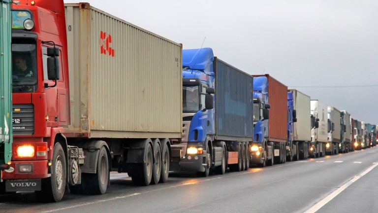 Отново опашка от тежкотоварни камиони на Дунав мост край Русе