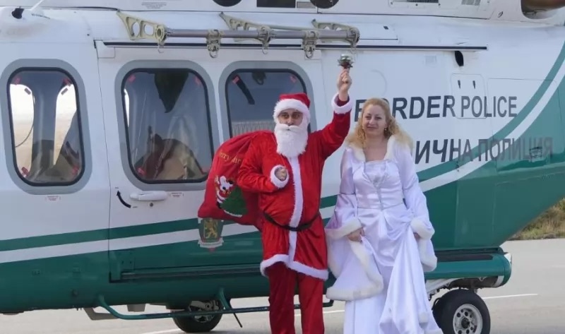 Дядо Коледа и Снежанка пристигнаха в авиобазата на ГД Гранична