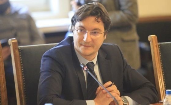 За шумни мъжки партита в дома на правосъдния министър Крум