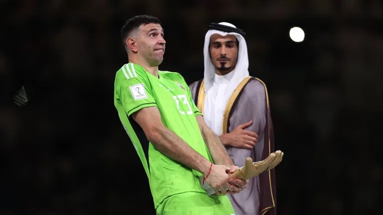 Стражът на Аржентина Емилиано Мартинес обясни че е направил неприличния жест след