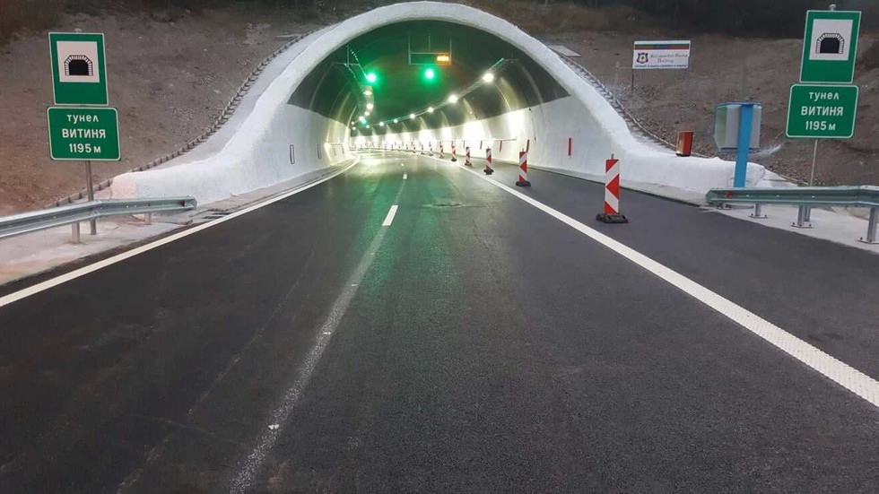 Пуснато е движението в двете тръби на тунел Витиня на