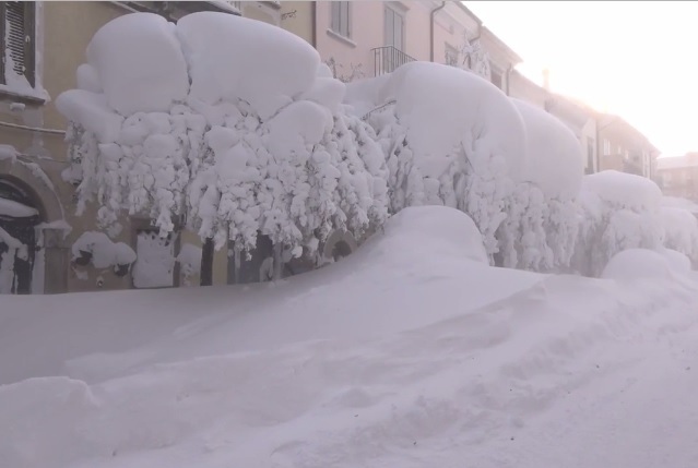 Обилен снеговалеж в Япония блокира движението и взе три жертви