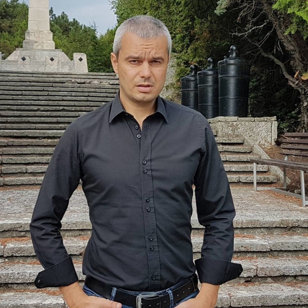 Френското посолство реагира остро на расистка публикация на лидера на