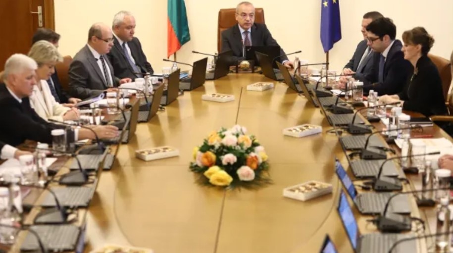 Кабинетът разпредели близо 1 млрд лв на последното си правителствено заседание
Ето