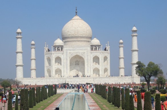 Туристите които посещават известния индийски комплекс Тадж Махал ще трябва