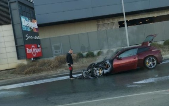Луксозен автомобил Ферари GTC4 Lusso изгоря на Околовръстното шосе