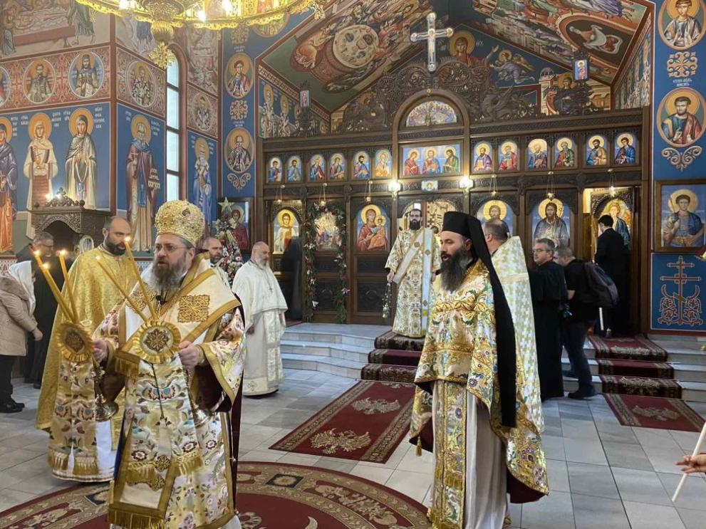 Десетки миряни се събират в столичния храм Рождество Христово за