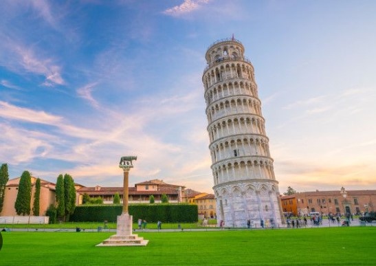 Наклонената кула в Пиза постепенно се изправя благодарение на стабилизиращите