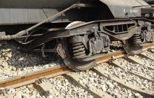 Вагон на товарен влак с фосфорна киселина е дерайлирал край