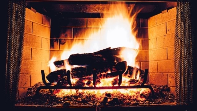 Италианка запали камината в дома си за коледа и запали