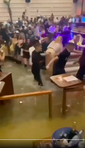 Популярен плаващ нощен клуб в Белград е потънал снощи по време на новогодишно тържество съобщиха