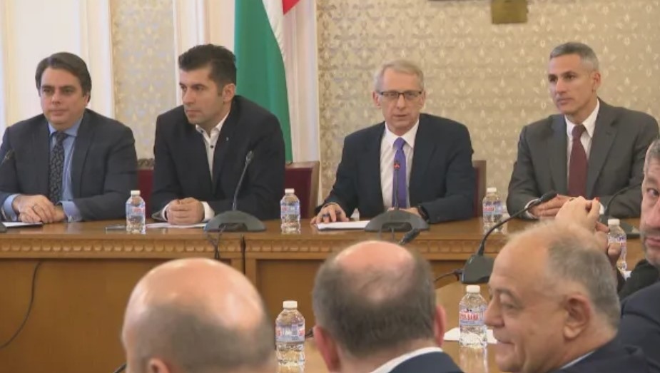 Точно три месеца след предсрочните парламентарни избори президентът връчва втория