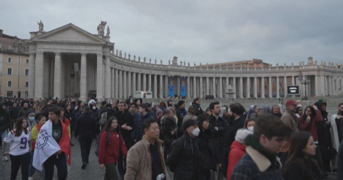 Десетки хиляди хора се поклониха пред тленните останки на бившия