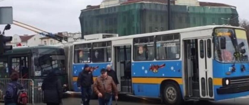 Тролей и автобус и блокираха движението на кръстовището на Лъвов мост