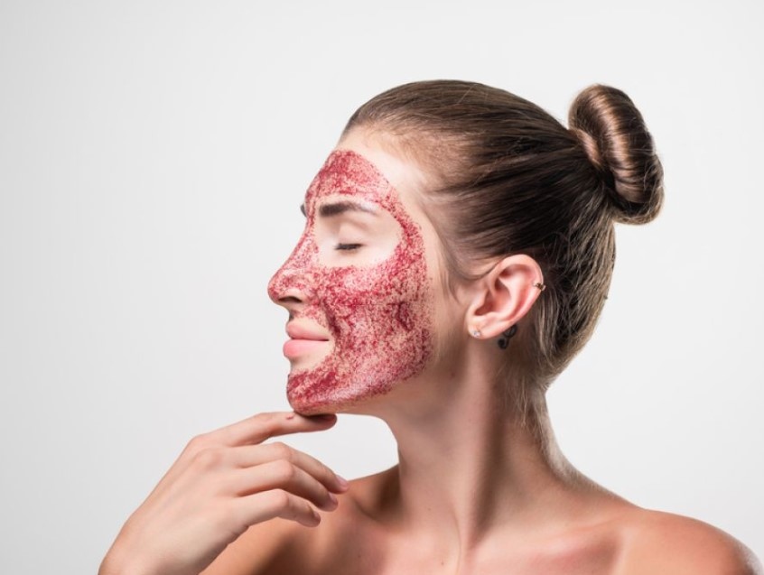 Модата за домашни маски от менструална кръв против стареене периодично