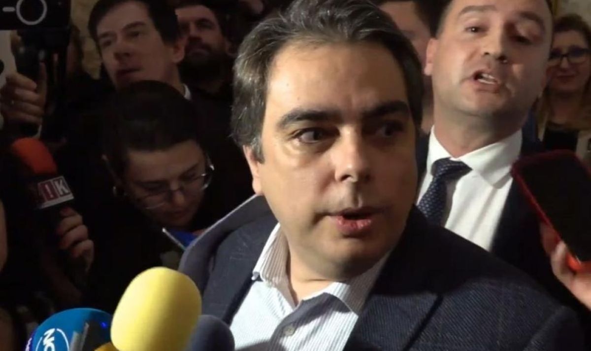 Съпредседателят на Продължаваме Промяната Асен Василев и Жечо Станков от