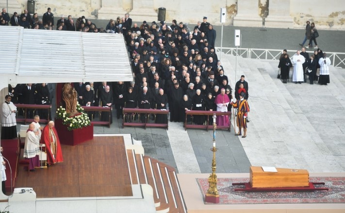 Погребаха почетния папа Бенедикт XVI Тленните му останки бяха положени в три