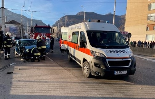 Тежка катастрофа е станала на Стария пазар във Враца предаде  Ударили