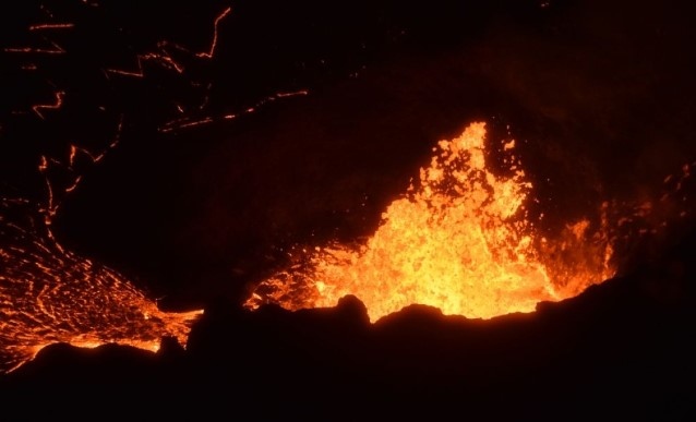 Вулканът Килауеа на Хаваите започна да изригва, предаде Асошиейтед прес,
