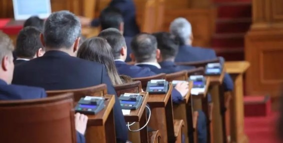 Блицконтролът в парламента започна с отсъствието на служебния премиер Гълъб