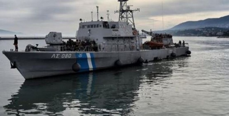 Екипажът на катер на гръцката брегова охрана е произвел предупредителни