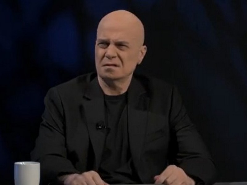 Вулгарната песен която сценаристите на Слави Трифонов посветиха на шефка