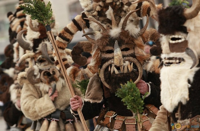 Над 200 сурвакари майстори на маски и фолклорен танцов ансамбъл
