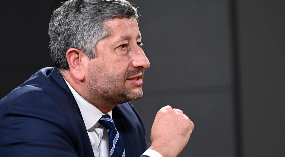 Има няколко аргумента за това че точно сега е изключително