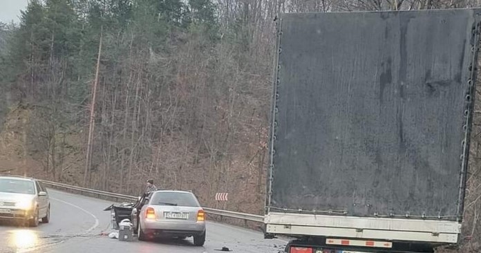 Лек автомобил и камион катастрофираха на Прохода на Републиката Пострадал