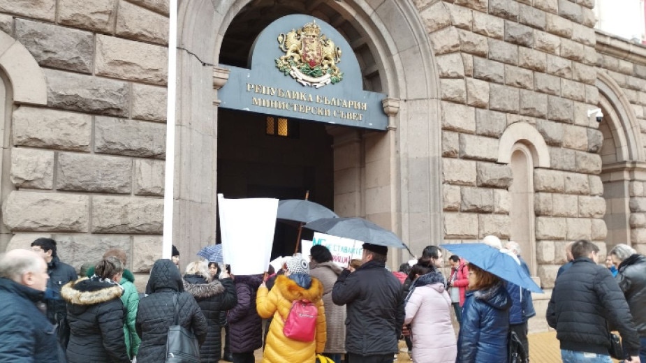 Хора с увреждания се събраха на протест пред Министерския съвет