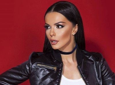 Фолкзвездата Галена не се отделя от своята лекарка която наела