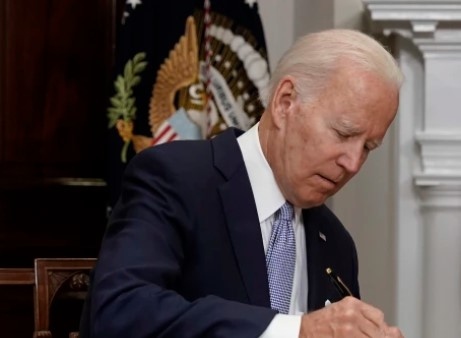 Американският департамент за правосъдие разследва секретни документи открити в бившия