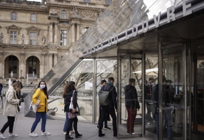 Музеят Лувър в Париж най посещаваната културна институция в света