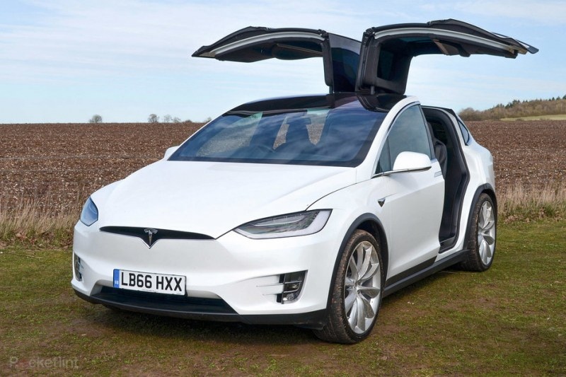 Американският производител на електромобили Тесла Tesla намалява цените на новите