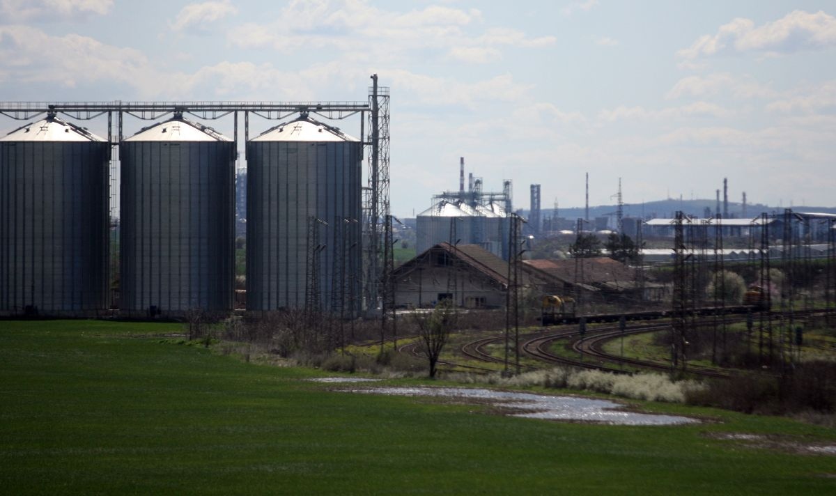 Забранява се продажбата на суров нефт превозван по море и