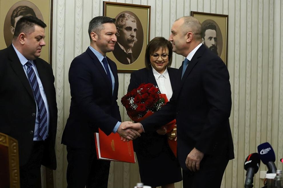 Точно в 10 00 ч днес на Дондуков 2 държавният глава