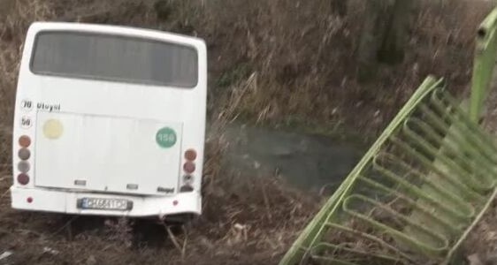 Пътнически автобус падна в река в сливенското село Жельо Войвода