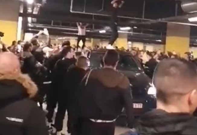 Видео как младежи се забавляват под звуците на ориенталска музика