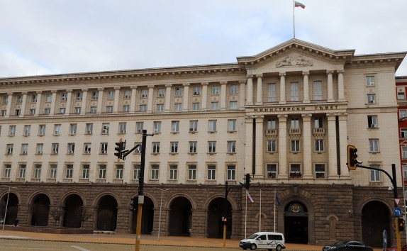 Бурният южен вятър отнесе част от покрива на Министерския съвет