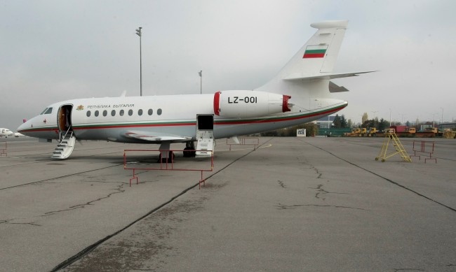 Правителственият самолет Фалкон който превози от Охрид Християн Пендиков кацна