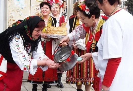 Пъстро Бабино хоро ще извият днес десетки жени в Разлог