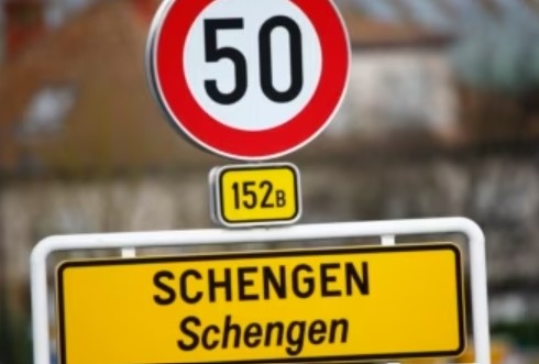 Тази вечер австрийският канцлер Карл Нехамер и министърът на вътрешните